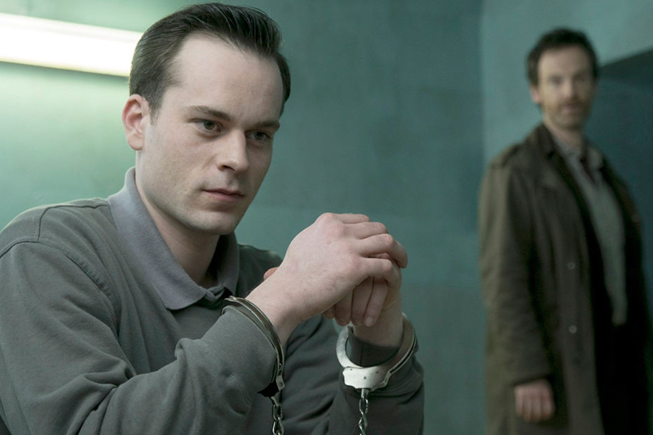 Er ist wieder da:
Serienkiller Graf
(Florian Bartholomäi,
31) schlägt
Erzfeind Faber
(Jörg Hartmann,
48) einen Deal vor.