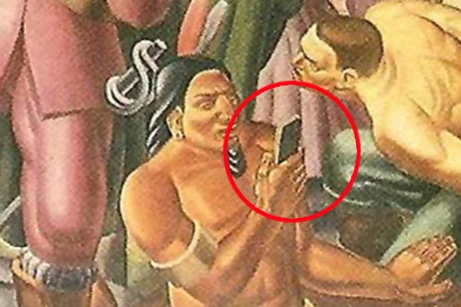 Silberner Rahmen, schwarzez Gerät, dieses Detail erinnert stark an ein Smartphone.