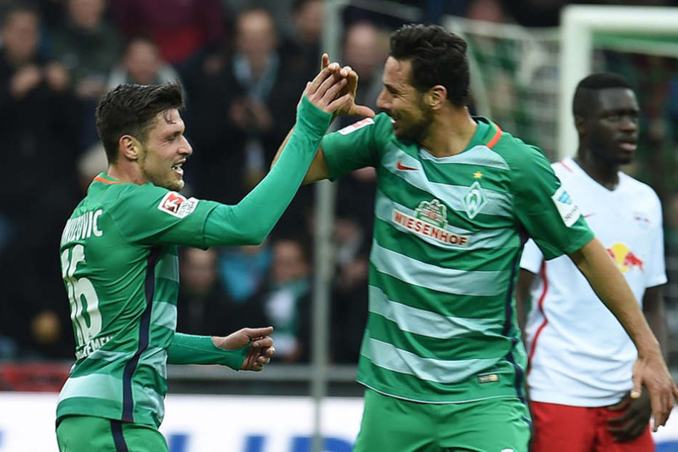 Bremens Zlatko Junuzovic (l.) freut sich mit Claudio Pizarro über sein Tor zum 1:0.