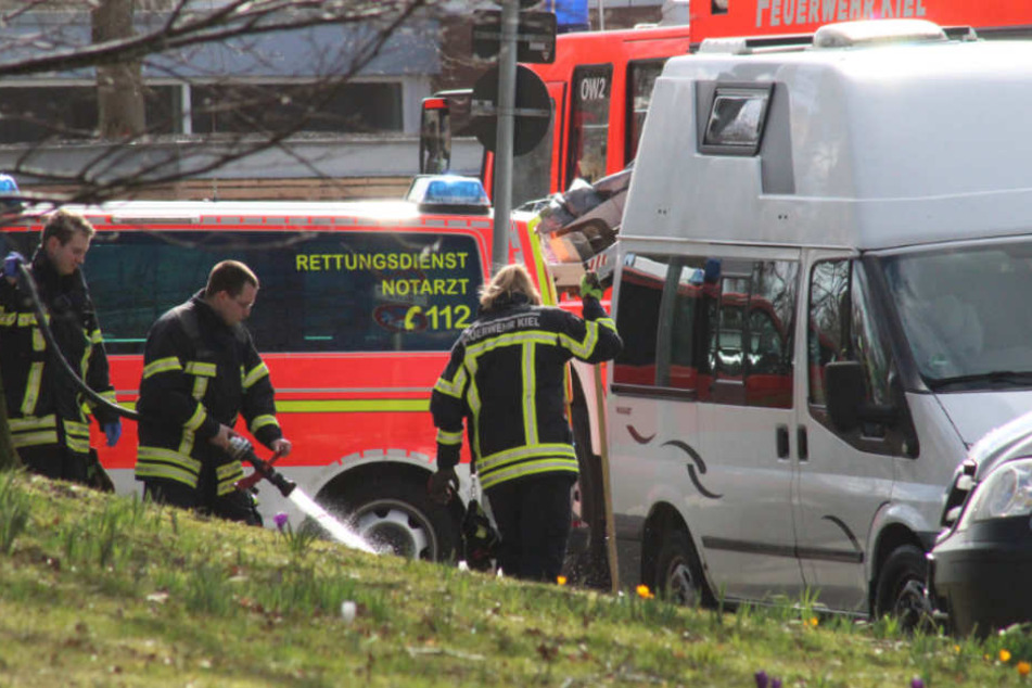 Die Feuerwehr Kiel bei der Reinigung des Tatorts (Archivbild).
