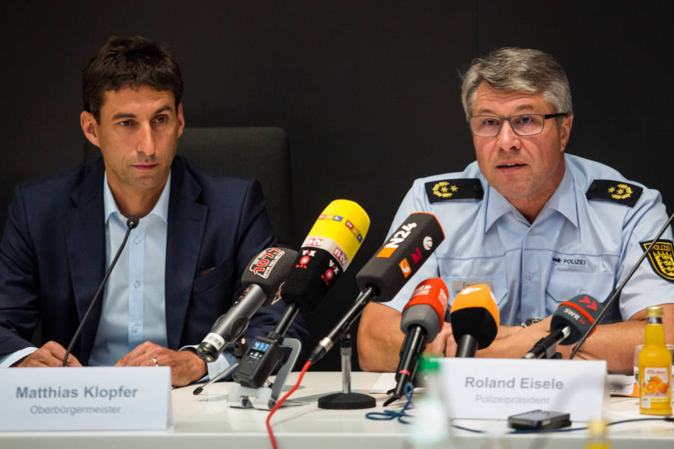 Matthias Klopfer (l, SPD), Oberbürgermeister von Schorndorf und Roland Eisele (r), Polizeipräsident in Aalen, auf der Pressekonferenz.