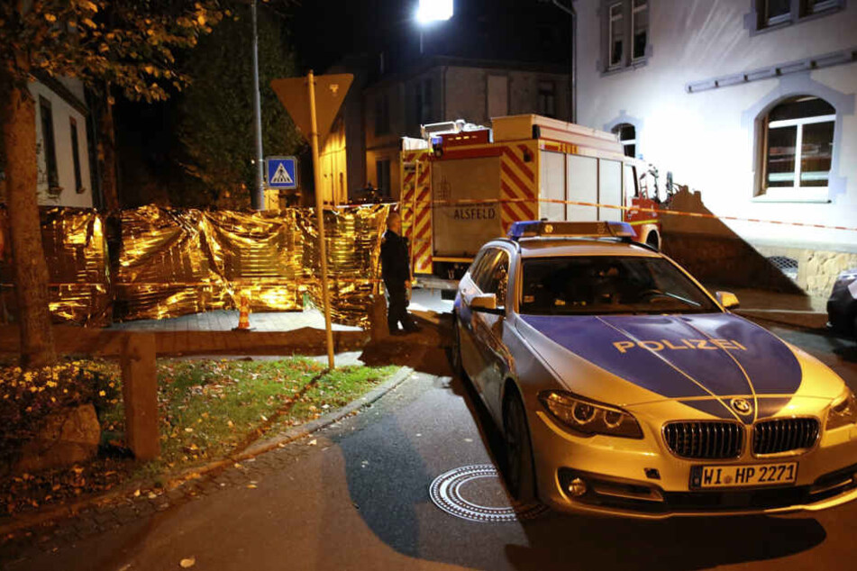 Polizei und Feuerwehr stehen am Tatort: Ein Mann hatte auf die Polizisten geschossen.