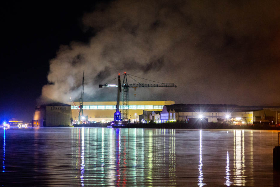 Rauch steigt über der Lürssen-Werft in Bremen-Vegesack in den Himmel.