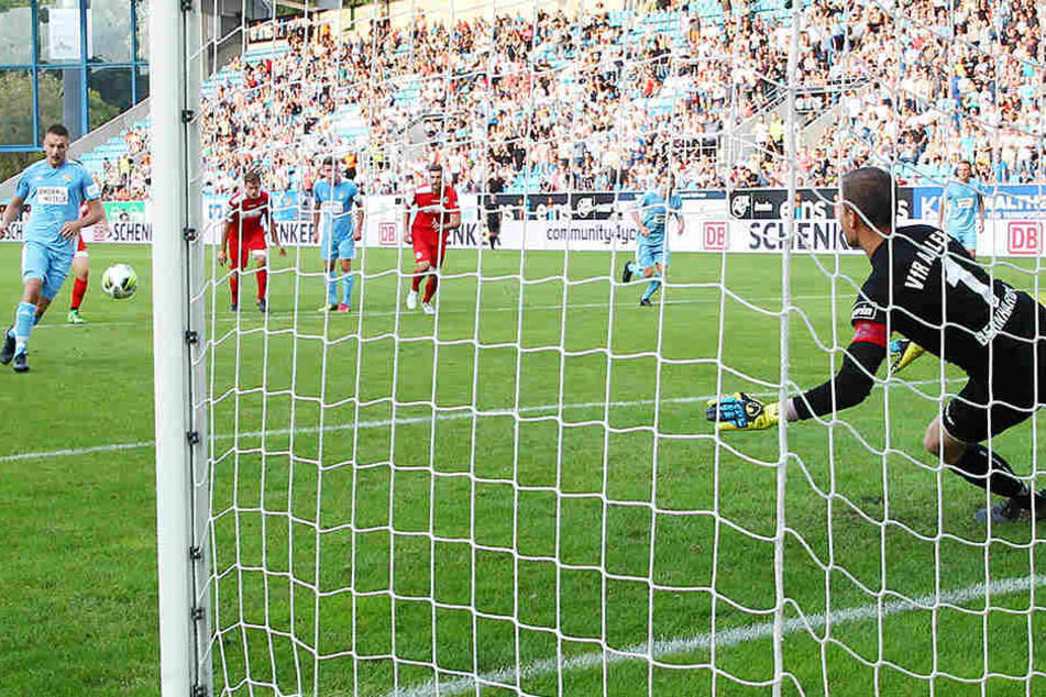 Nach dem verwandelten Foul-Strafstoß von Daniel Frahn zum 2:3 schöpfte Chemnitz wieder Hoffnung.