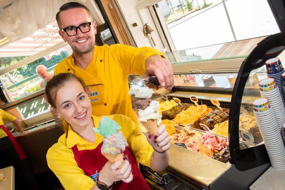 Johanna Schrön (18) und Andreas Marschner (38) von Marschner's Eiscafé können die Kugeln nicht mehr zählen. Täglich verkaufen sie rund 150 Kilogramm Eis.