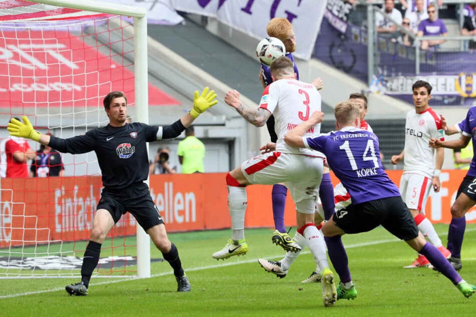 Keeper Martin Männel (l.) war auch in der abgelaufenen Saison wieder ein starker Rückhalt für die "Veilchen". Gut, dass sein Vertrag beim FCE noch zwei Jahre läuft.