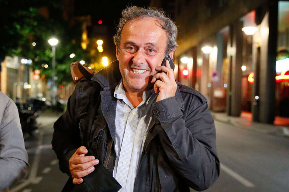 Noch kann er lachen: Ex-UEFA-Präsident Michel Platini (63) nach seiner Entlassung aus dem Gewahrsam der Polizei.