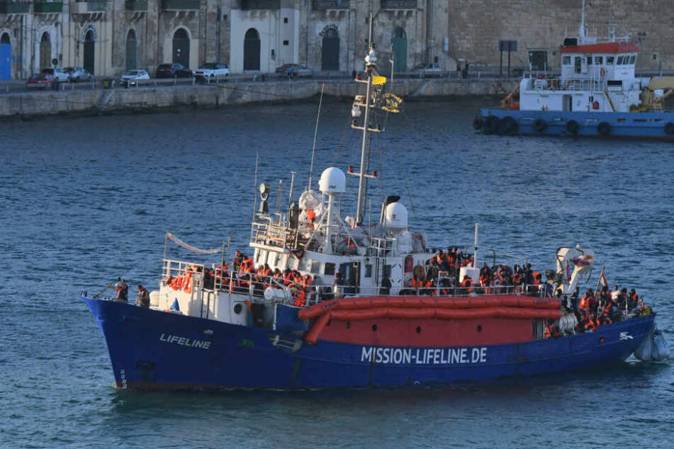 Das Flüchtlings-Rettungsschiff der deutschen Hilfsorganisation "Lifeline" erreicht den Hafen von Valletta.