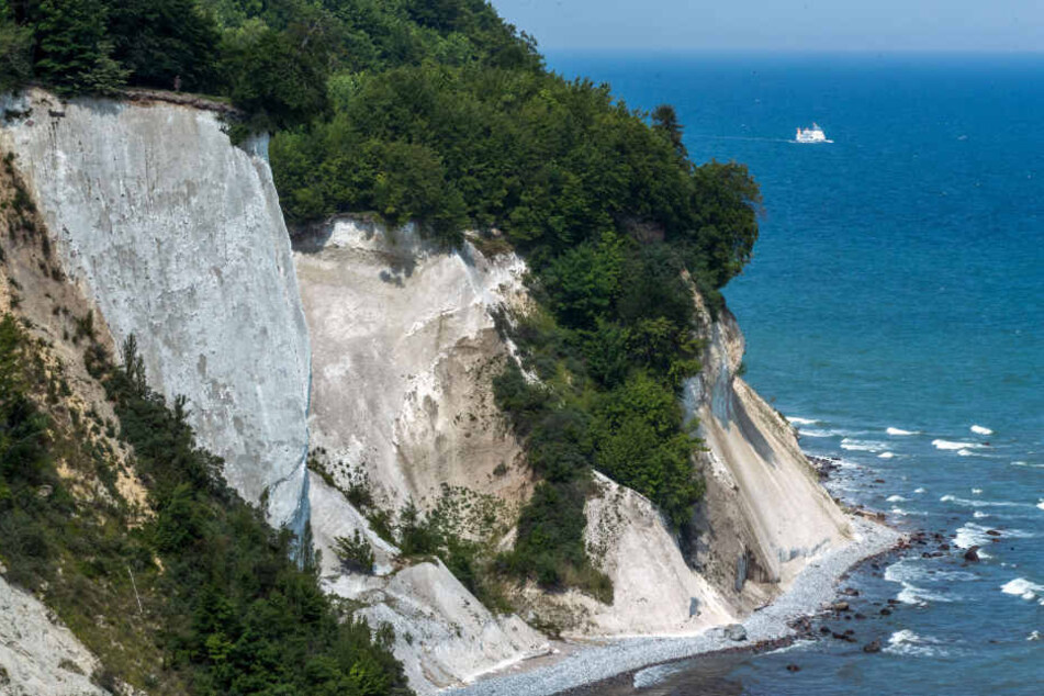 Blick auf die Kreidefelsformation Königsstuhl mit der "Ernst Moritz Arndt Sicht". Erneut ist an der Steilküste im Nordosten der Ostsee-Insel Rügen ein Urlauber in den Tod gestürzt.