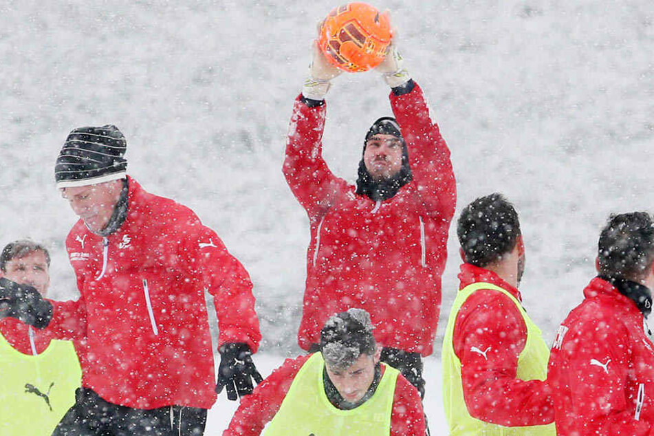 FSV Keeper Johannes Brinkies fängt heute in der Halle statt im Schnee Bälle.