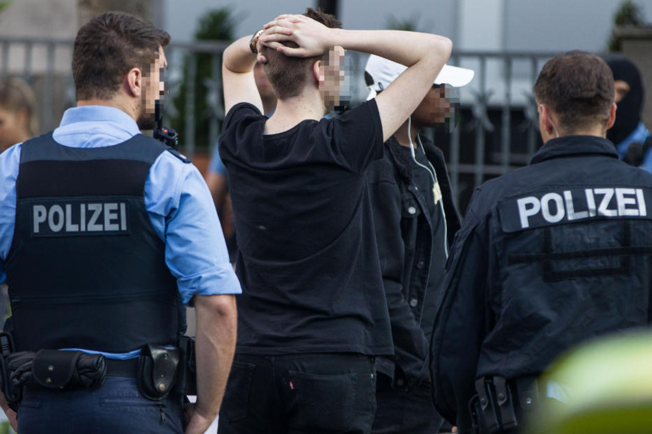 Insgesamt wurden 112 Personen vorläufig festgenommen.