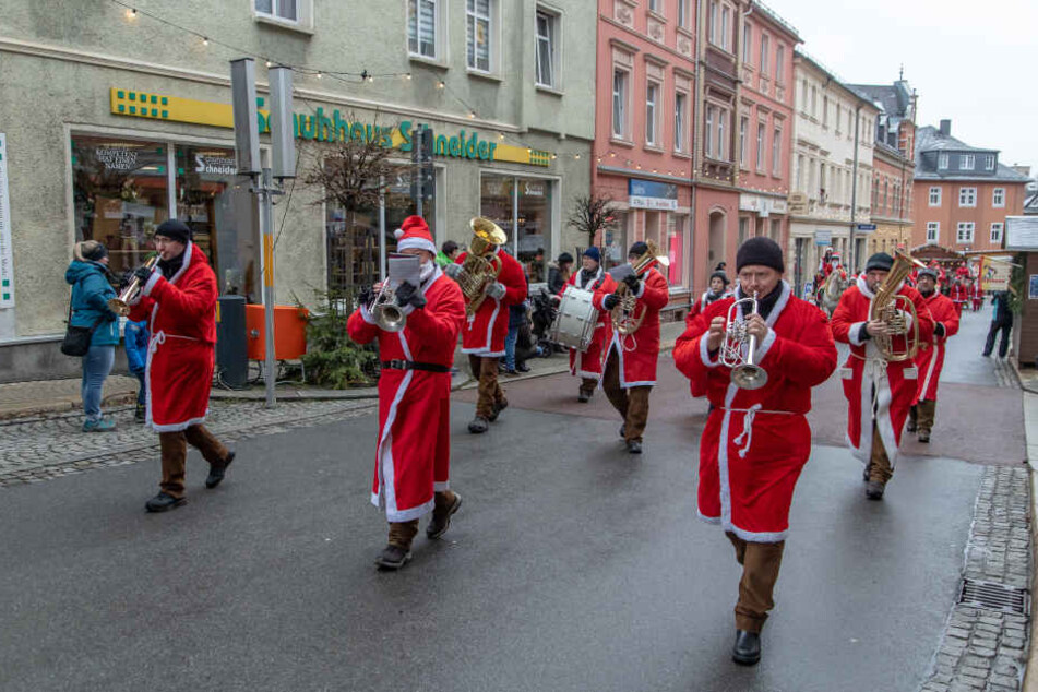 Bei der Parade waren auch Musiker dabei.