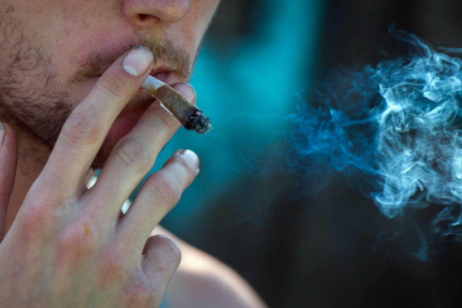 Ein Mann raucht medizinisches Cannabis - aber es gilt als Einsteigerdroge.