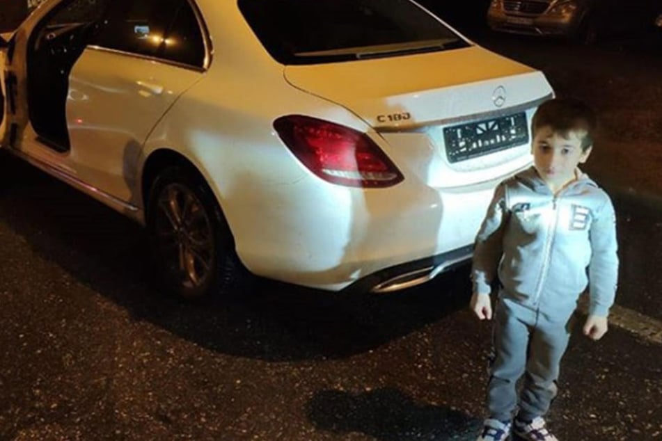 Der fünfjährige Rachim Kuriyev vor seinem neuen Mercedes.