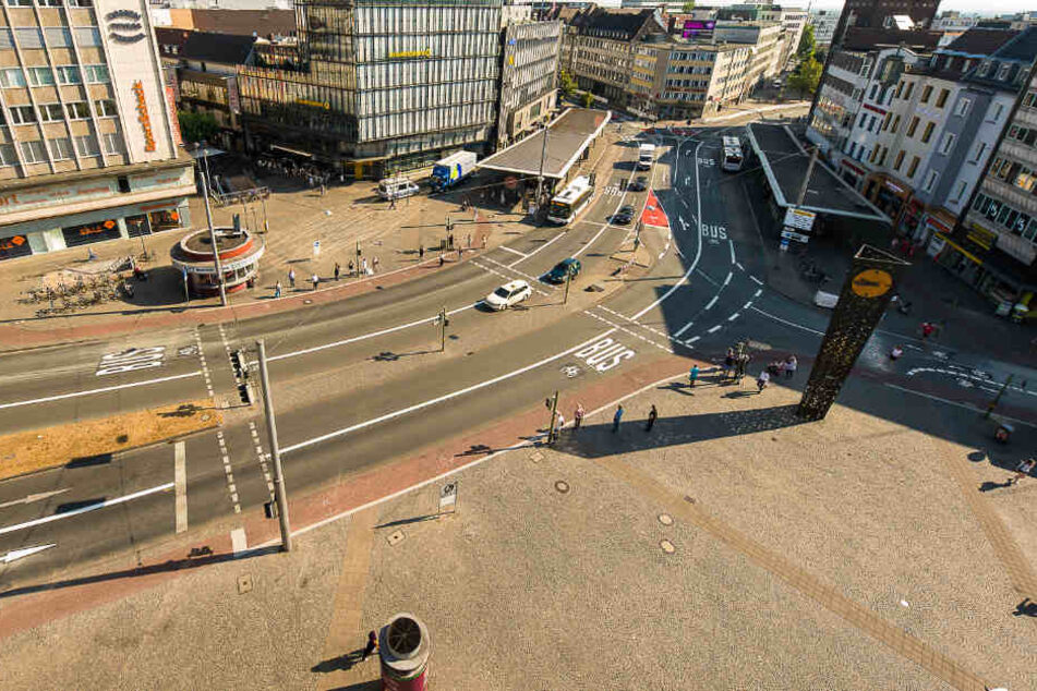 Busse und Fahrradfahrer haben seit Freitag auf dem Bielefelder Jahnplatz eine eigene Spur-