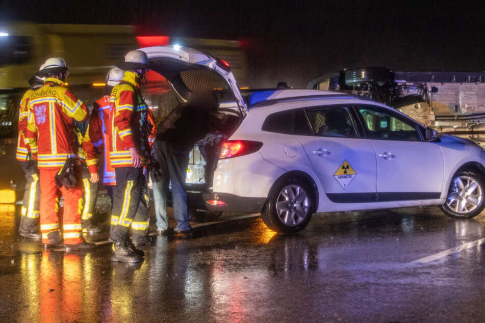 Die Feuerwehr prüft, ob das Gefahrgut ausgetreten war.