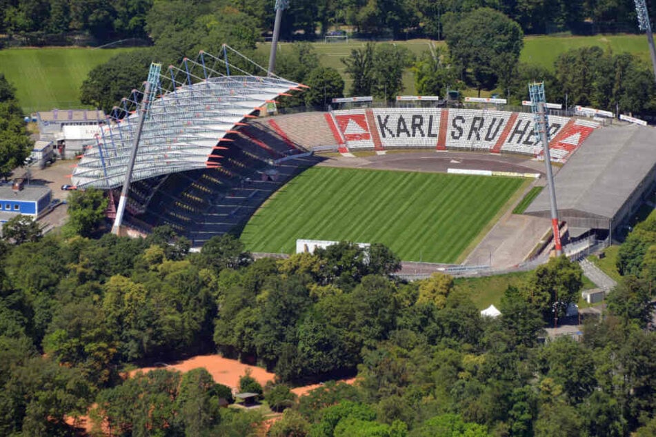 Eine Luftaufnahme des Karlsruher Wildparkstadions vor den Umbaumaßnahmen.