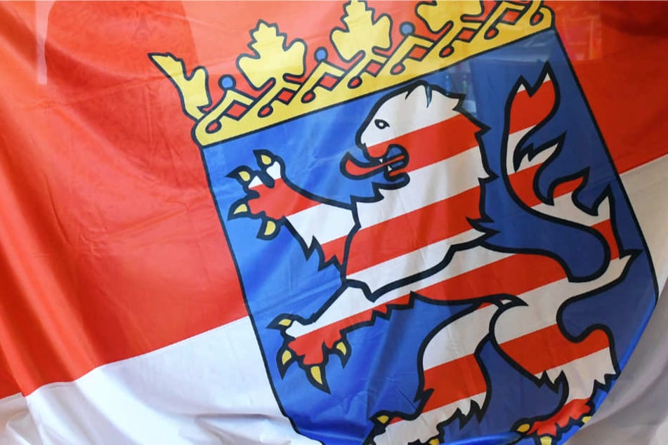 Die Flagge und das Wappen des Bundeslandes Hessen.