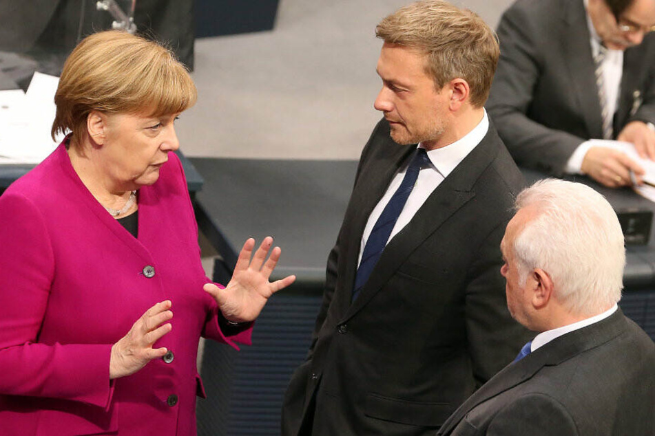 Angela Merkel spricht mit Christina Lindner und Wolfgang Kubicki.