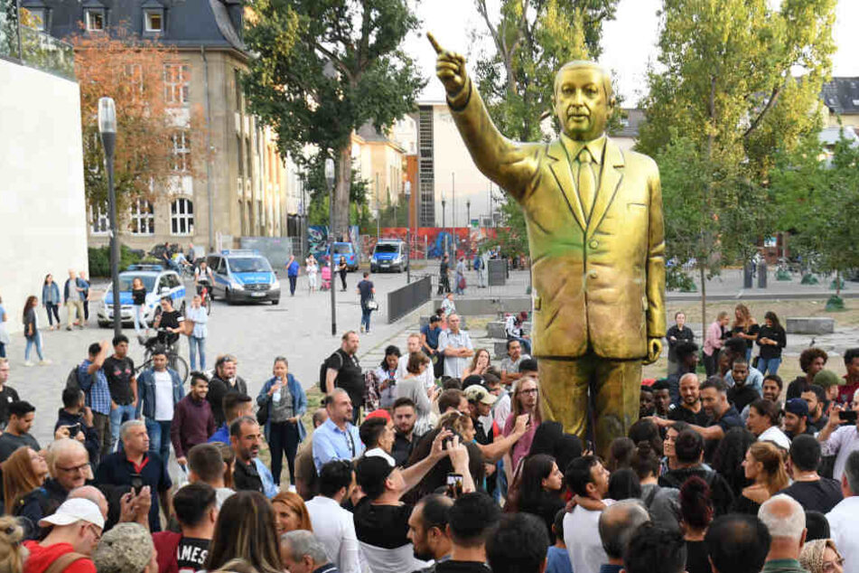 Die Statue sorgte am Platz der Deutschen Einheit für allerhand Gesprächsstoff.