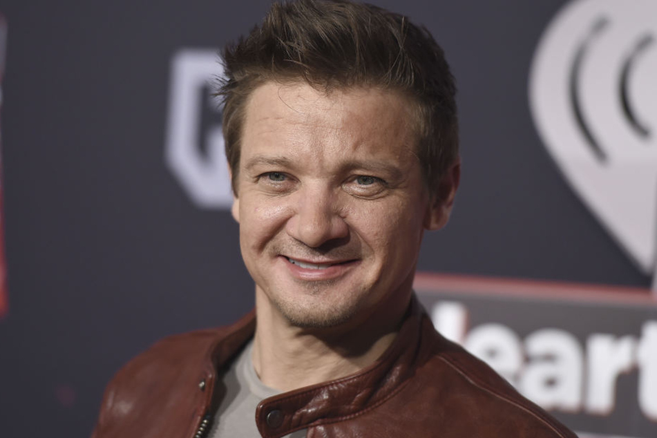 Für Jeremey Renner begannen die Dreharbeiten zu "Catch Me!" äußert schmerzhaft. Doch wie ein Superheld biss er die Zähne zusammen.
