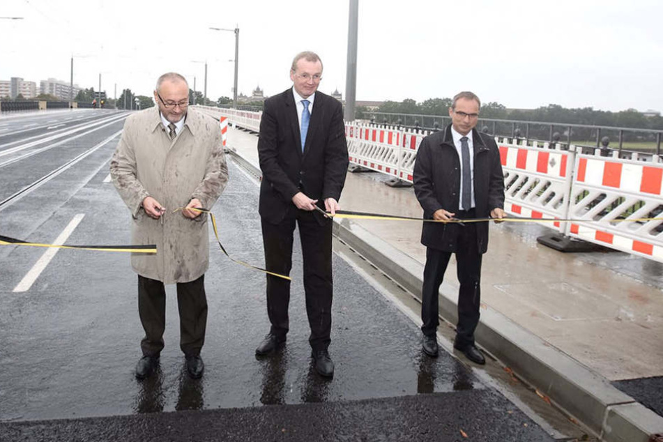 Bürgermeister Detlef Sittel (Mi.) gab die Brücke am Montag für den Verkehr wieder frei.