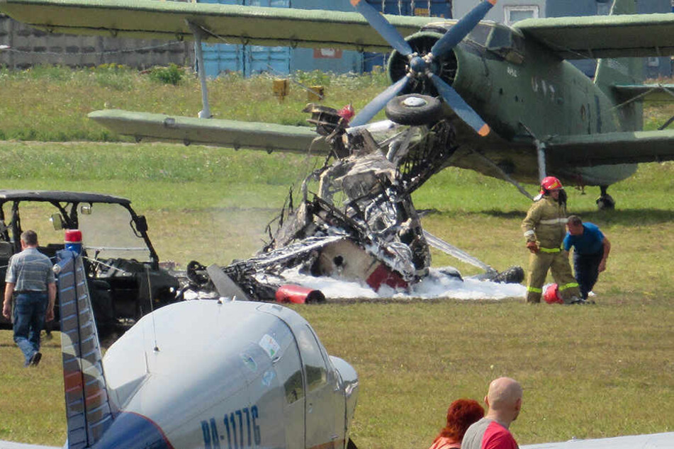 Die Trümmer eines Doppeldeckerflugzeuges vom Typ Antonow An-2 liegen auf den Flugplatz.