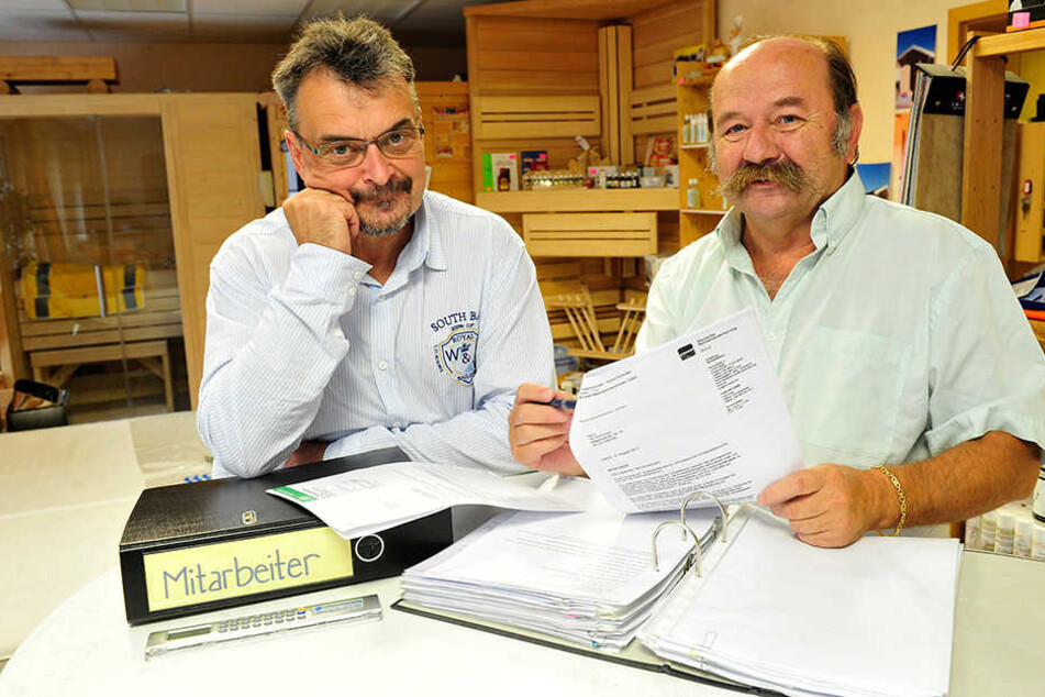 Sie können jetzt wieder lachen: Tischler Tilo Kochmann (55, l.) und sein Chef
Frank Finsterbusch (64).