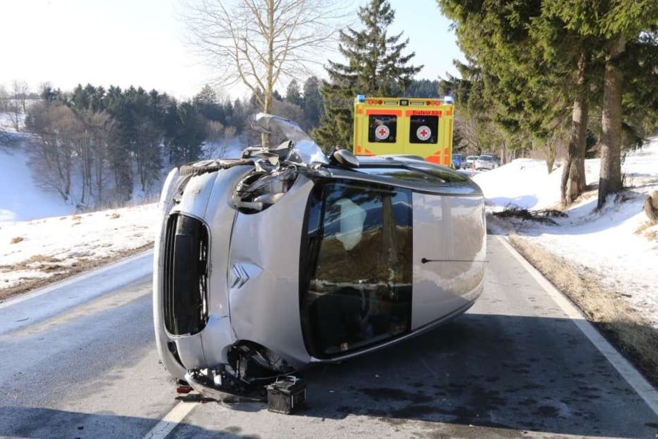 Das Auto der Frau blieb mitten auf der Straße liegen.