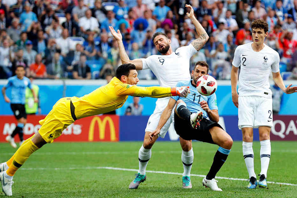 Christian Stuani (Zweiter von rechts) im Kampf um den Ball mit Frankreichs Olivier Giroud (Zweiter von links) und Keeper Hugo Lloris (l.). Suttgarts Benjamin Pavard (r.) schaut interessiert zu.