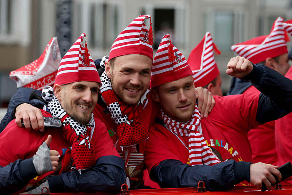 Die FC-Profis Dominick Drexler, Rafael Czichos und Christian Clemens beim Rosenmontagszug 2019.