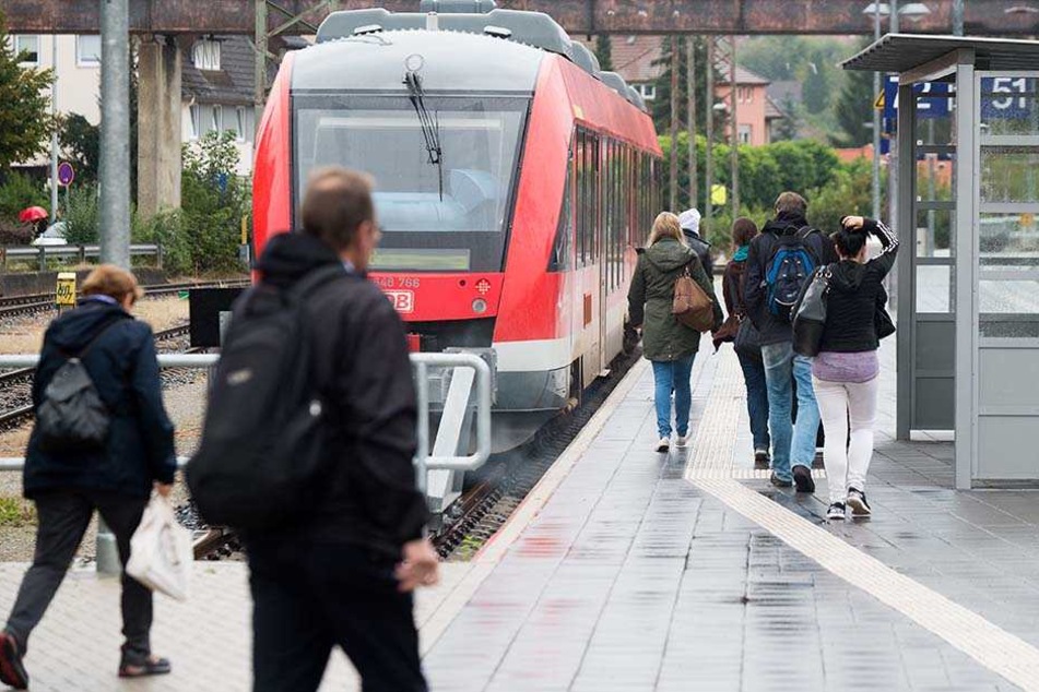 In einer Regionalbahn war ein vollgetrunkener Vater mit seinem Kind (5) unterwegs (Symbolbild).
