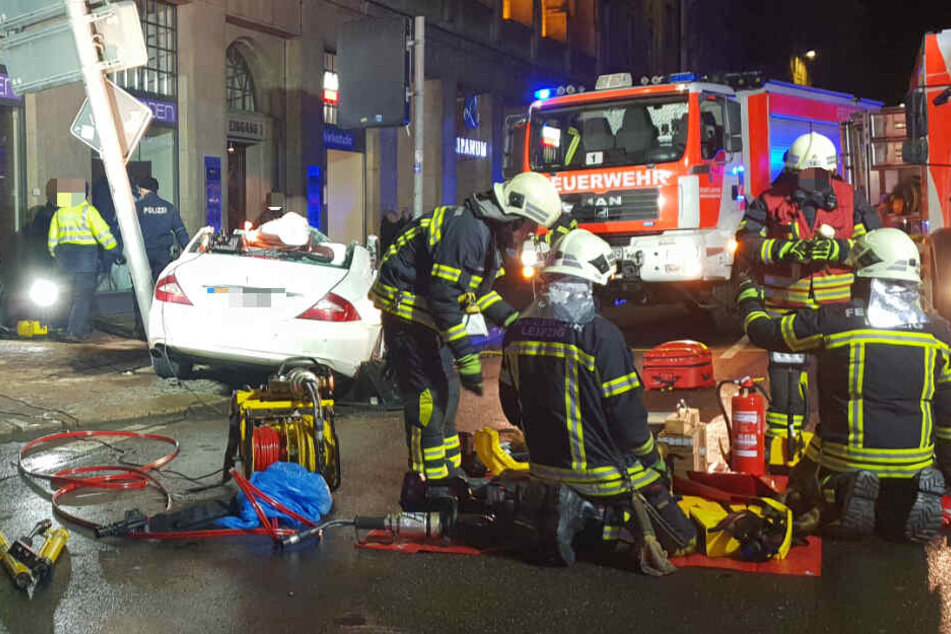 Kameraden der Feuerwehr an der Unglücksstelle. Ihnen bot sich bei ihrer Ankunft ein schreckliches Bild.