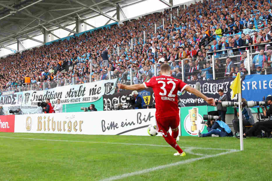 Die Stadionkosten sind enorm,
doch bis auf den letzten Platz
gefüllt war die neue „community4you“-Arena
erst ein Mal:
Am 12. August im DFB-Pokal
gegen Bayern München.