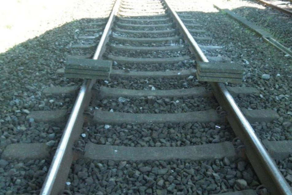 Die Täter legten Betonplatten auf die Gleise.