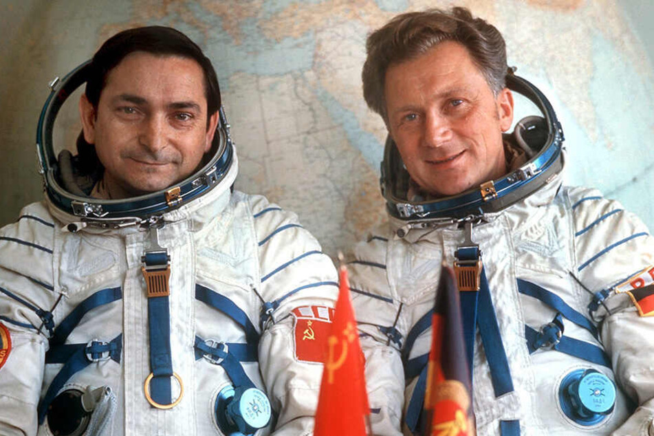 Das Foto vom August 1978 zeigt den sowjetischen Kosmonauten WaleriBykowski (l) und den DDR-Kosmonauten Sigmund Jähn.