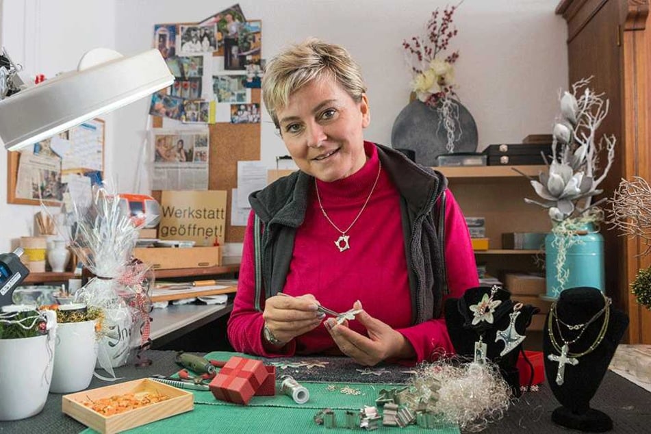 Bianka Lohse an ihrem Arbeitsplatz im heimischen Atelier. Sie fertigt auch Porzellan-Schmuck nach Kundenwünschen an.