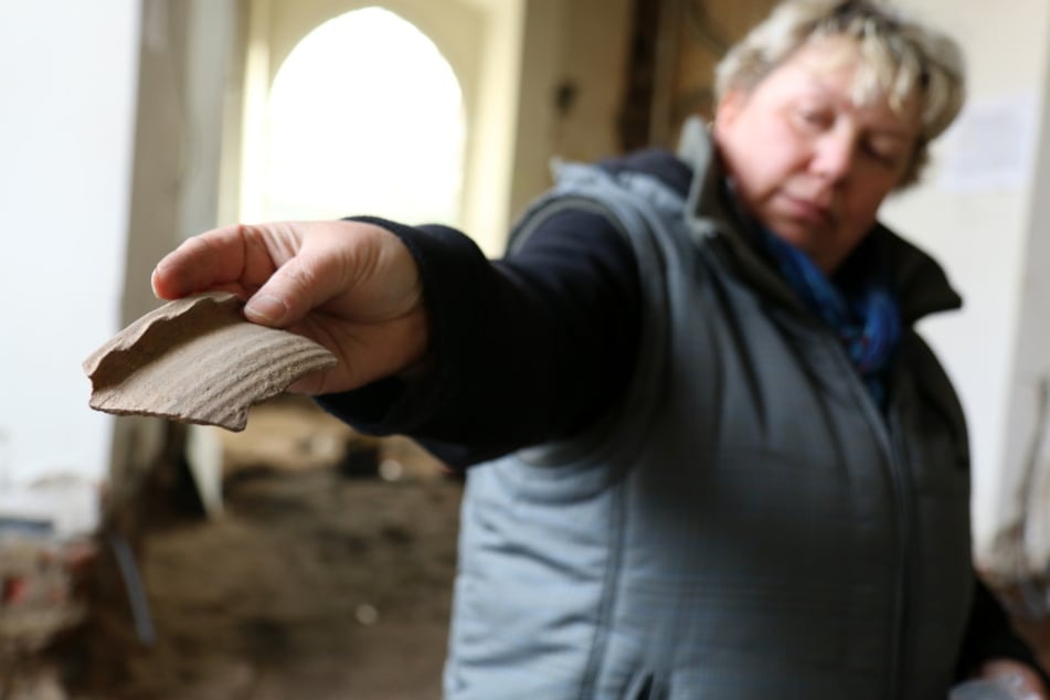 Die Grabungstechnikerin Cornelia Schnabel untersucht im Auftrag des Landesamtes für Archäologie einen Fund, den sie im Boden des Gewandhauses in Zwickau (Sachsen) entdeckt hat.