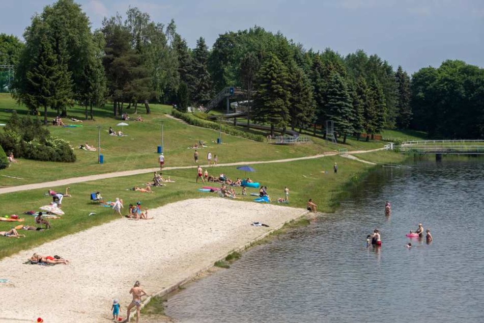 Am Stausee Rabenstein tummelten sich dieses Wochenende zahlreiche Badegäste. Auch im Mai war das Bad gut besucht. (Archivbild)