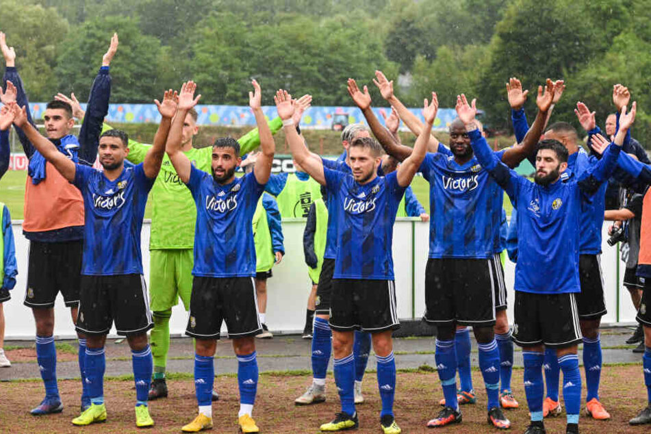 Die Spieler des 1. FC Saarbrücken jubeln nach dem Pokalsieg gegen Regensburg am 11. August.