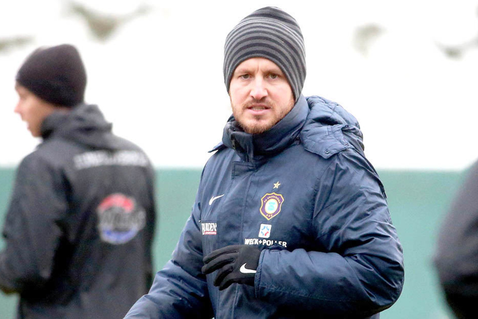 Auch FCE-Coach Hannes Drews muss sich zu den Einheiten derzeit dick einmummeln.