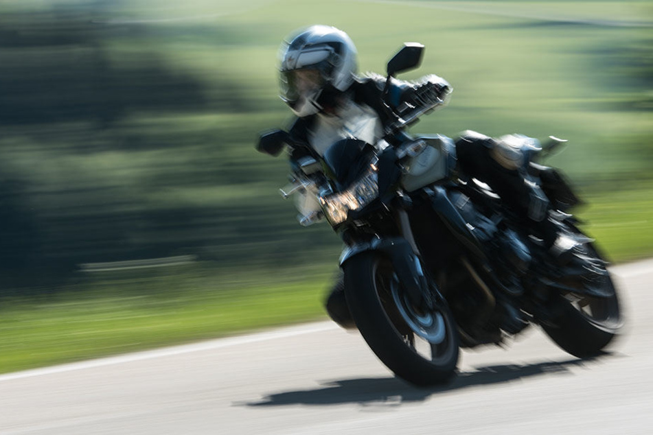Der Rowdy schlug dem Biker so schwer gegen den Helm, dass dieser mit seiner Maschine stürzte. (Symbolbild)
