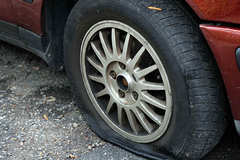 Insgesamt machte der Täter 26 Reifen platt. (Symbolbild)