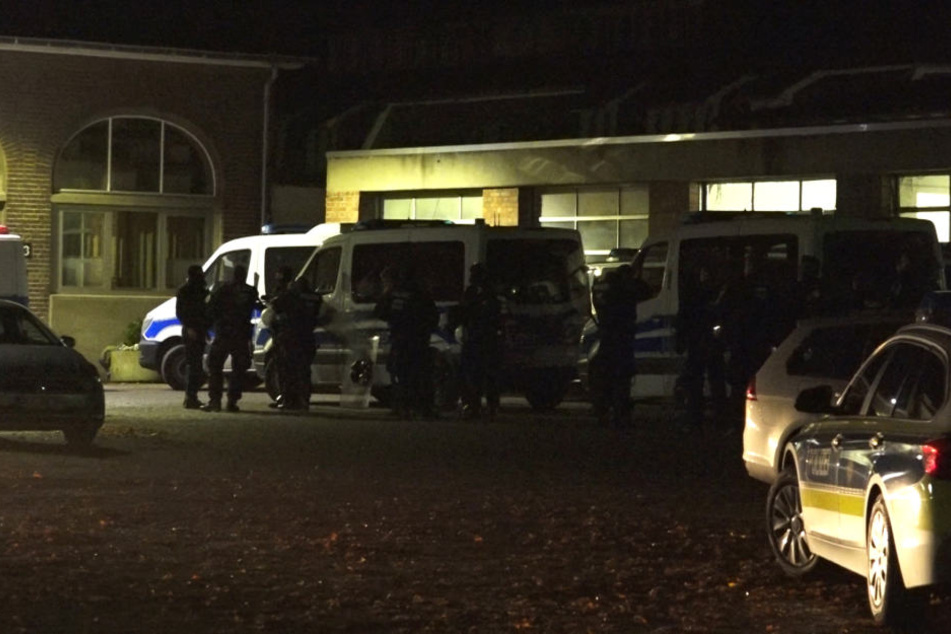 Einsatzkräfte der Polizei und Polizeifahrzeuge stehen vor einer Psychiatrie im nordrhein-westfälischen Bedburg-Hau.