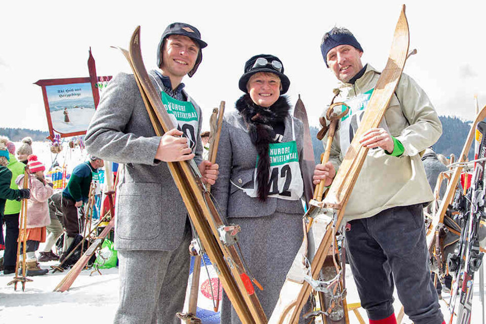 In historischer Klamotte: Teilnehmer des Nostalgie-Skirennens. Auch Holzskier sind ein Muss.