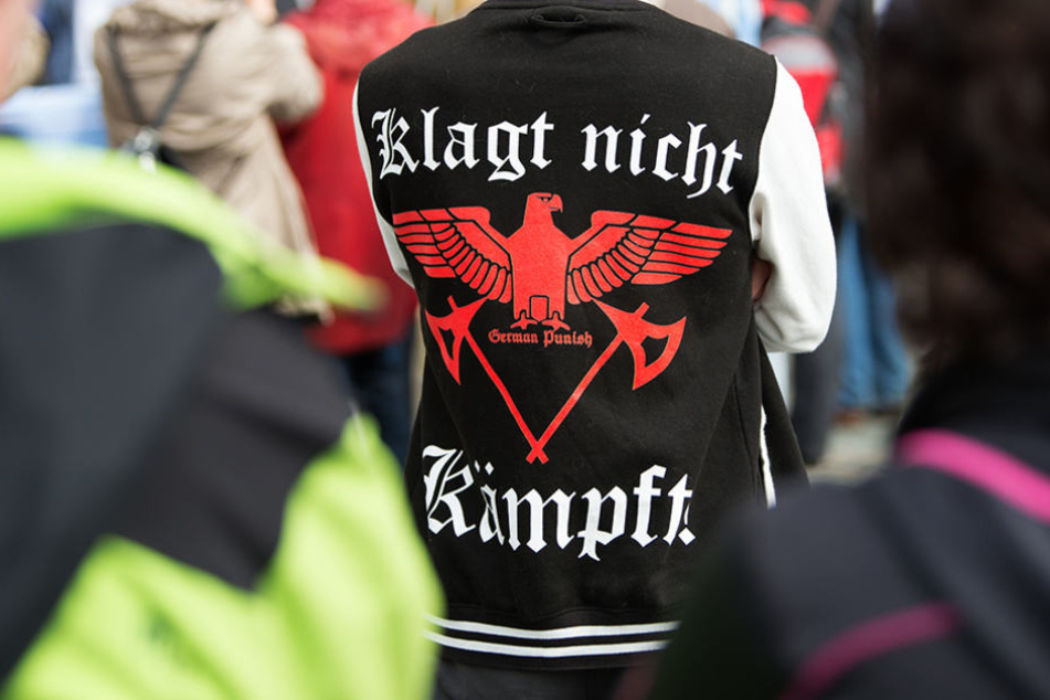 Eine Jacke mit dem Aufdruck "Klagt nicht kämpft" eines Teilnehmers der Pro-Le-Pen Demonstration der Thügida vor der Dresdner Frauenkirche.