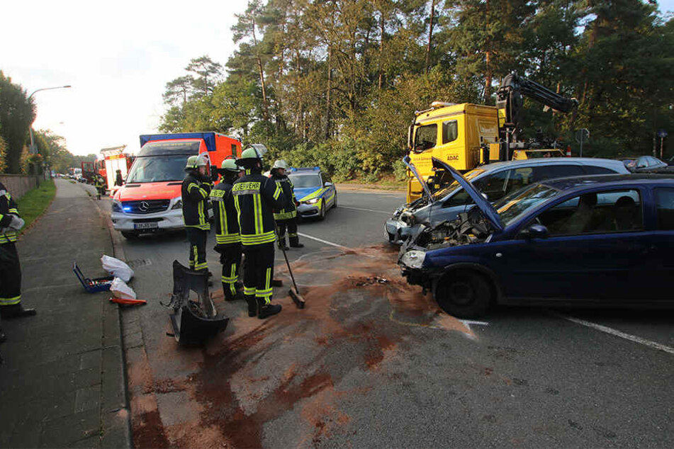 Die beiden Opel krachten auf der Kreuzung in Schloß Holte-Stukenbrock ineinander.
