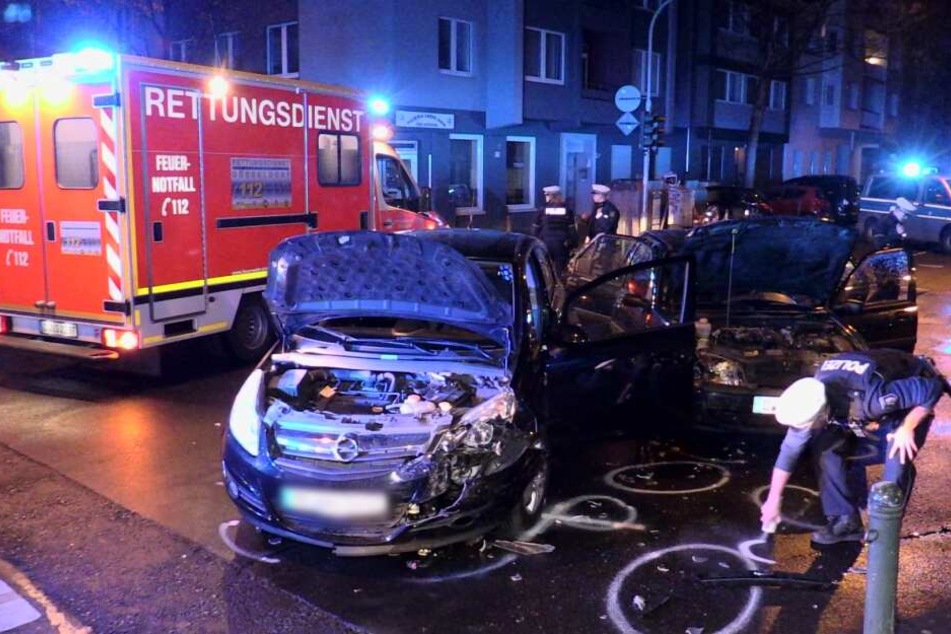 Ein Polizist macht Markierungen an der Unfallstelle.