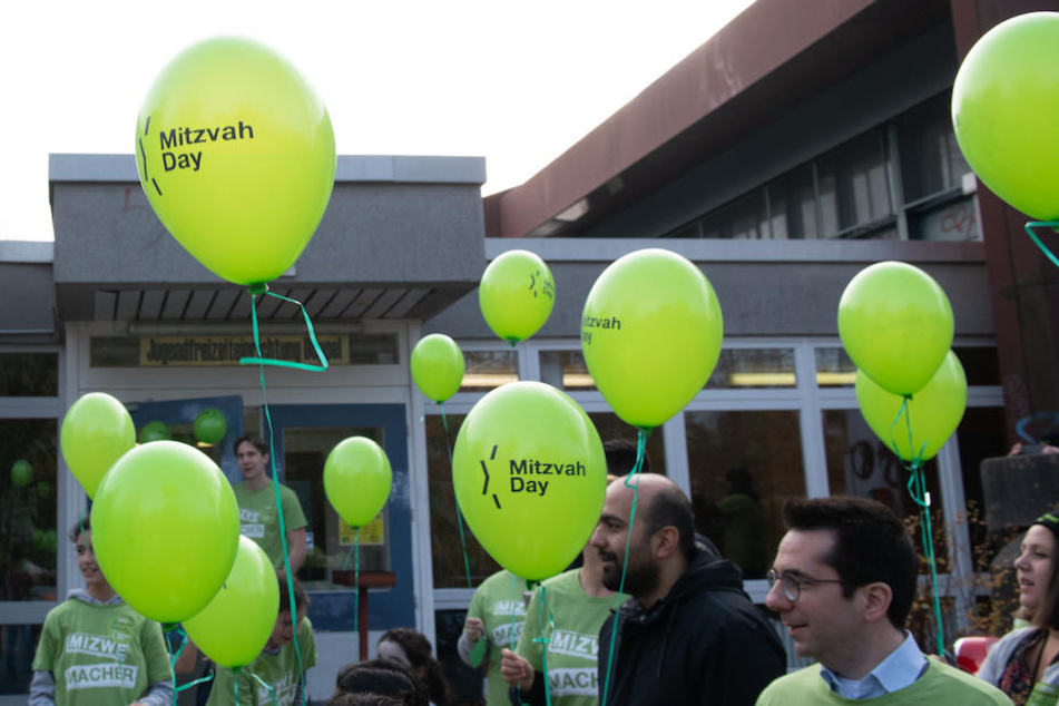 Grüne Luftballons zum "Mitzvah Day" vor der Berliner Jugendfreizeiteinrichtung Düppel.