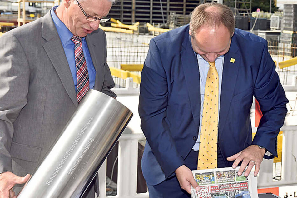 In die Hülse für den Grundstein legten OB Dirk Hilbert (44, FDP, r.) und Schulleiter Andreas Neubert (60) zunächst eine aktuelle „Morgenpost“.